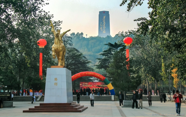 英雄山下