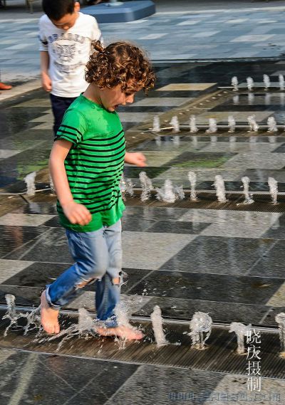 玩水小孩
