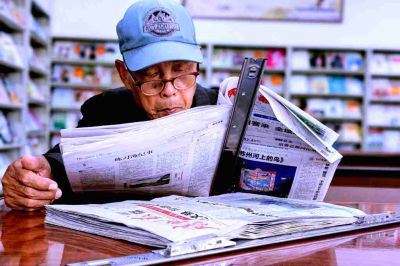 图书馆里的老人