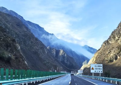 穿越峡谷腹地的独库公路