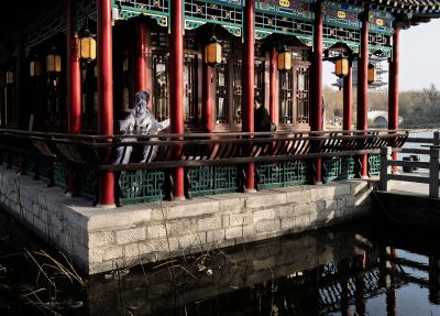 明湖岸边