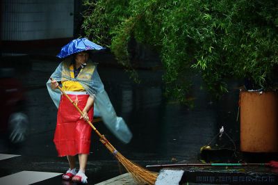 风雨中......