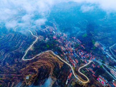 鸟瞰美丽山村