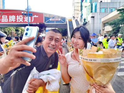 2025高最后考天，山东省实验中学考点鲜花、拥抱、合影…（2）
