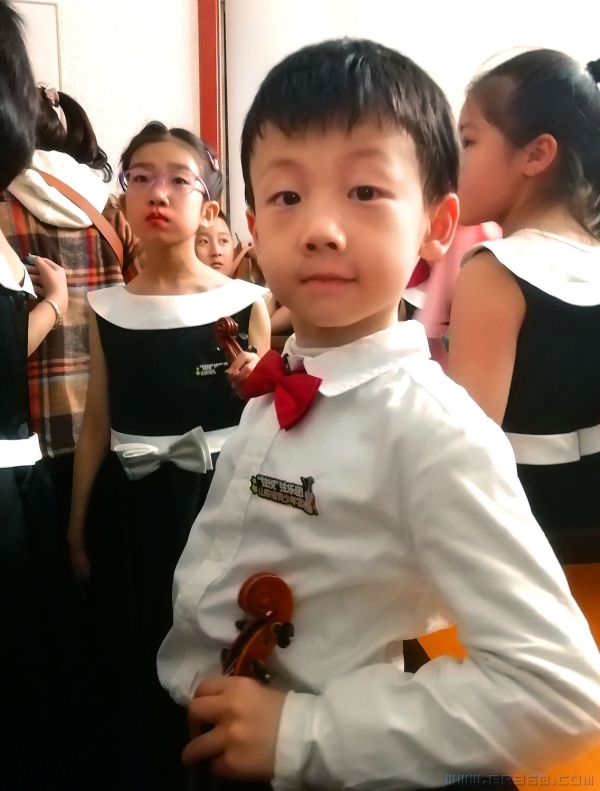 候场演出的男孩