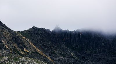 雾锁兔儿山