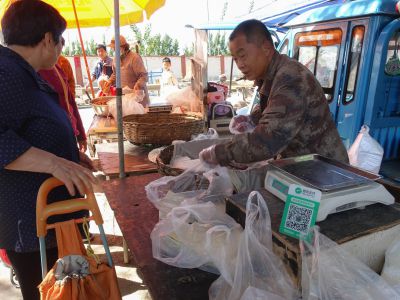 五一滩头赶大集——卖豆制品的摊位