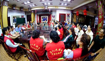 毛主席原警卫员王继红给志愿者们讲故事