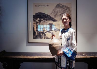 抱陶女