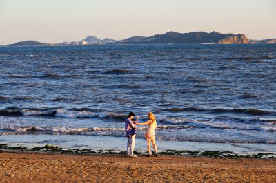 海浪、沙滩和恋人