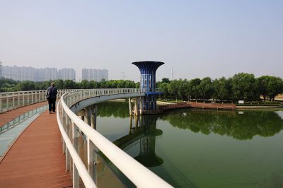 绕城水系旁的蓝塔栈桥