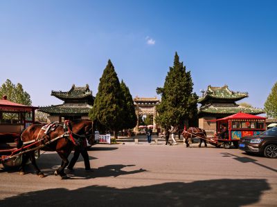 畔乘马车游曲阜万古长春坊