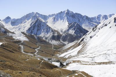 独库公路穿越雪山腹地