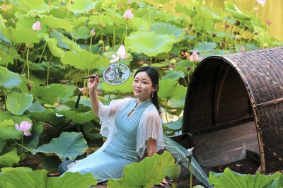 《船入荷池诗千行》 崔红军