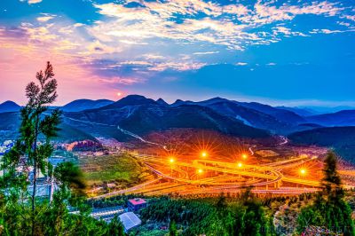 《阳光路上》