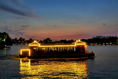 夕阳映明湖