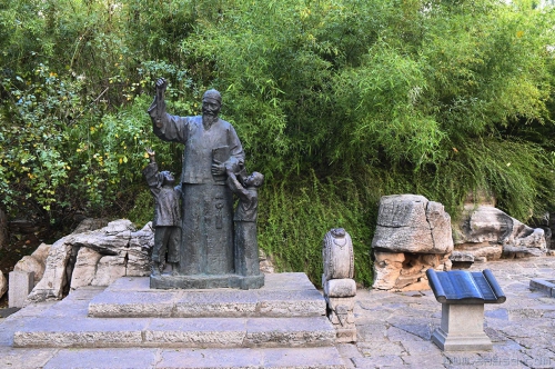 乐镜宇铜像