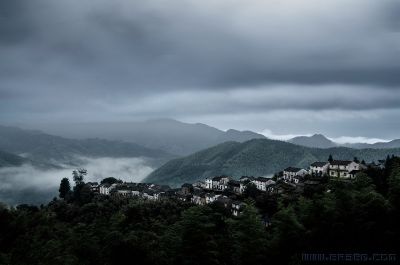山脊上的村庄