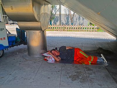 赤日炎炎  桥下午休