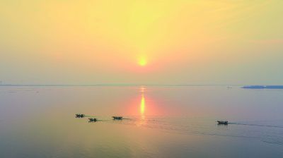《湖天共色渔舟行》
