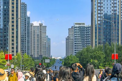 在大连港五街看大船