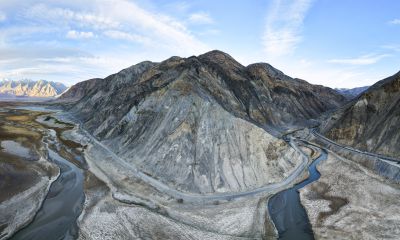 穿越高原湿地的山区公路