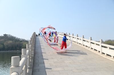 华山舞龙队舞到了东阿县1