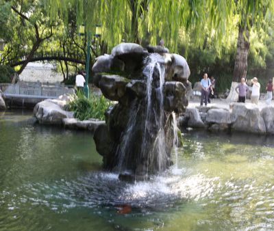月 牙飞瀑