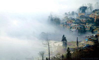 山村晨雾