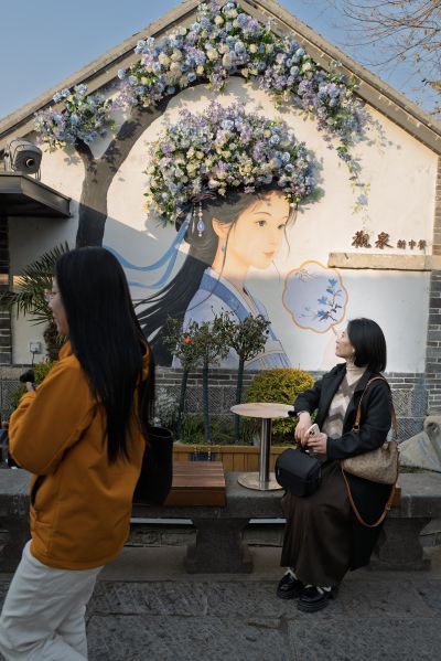 泉畔倩影