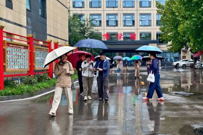 雨中求知路