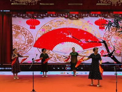 老年舞蹈队的演出6