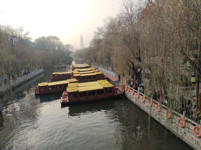 护城河的游船
