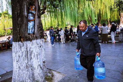 泉畔打水人