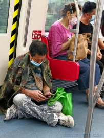 地铁上