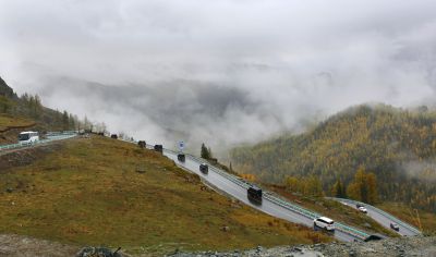 行走风雨中的阿禾公路